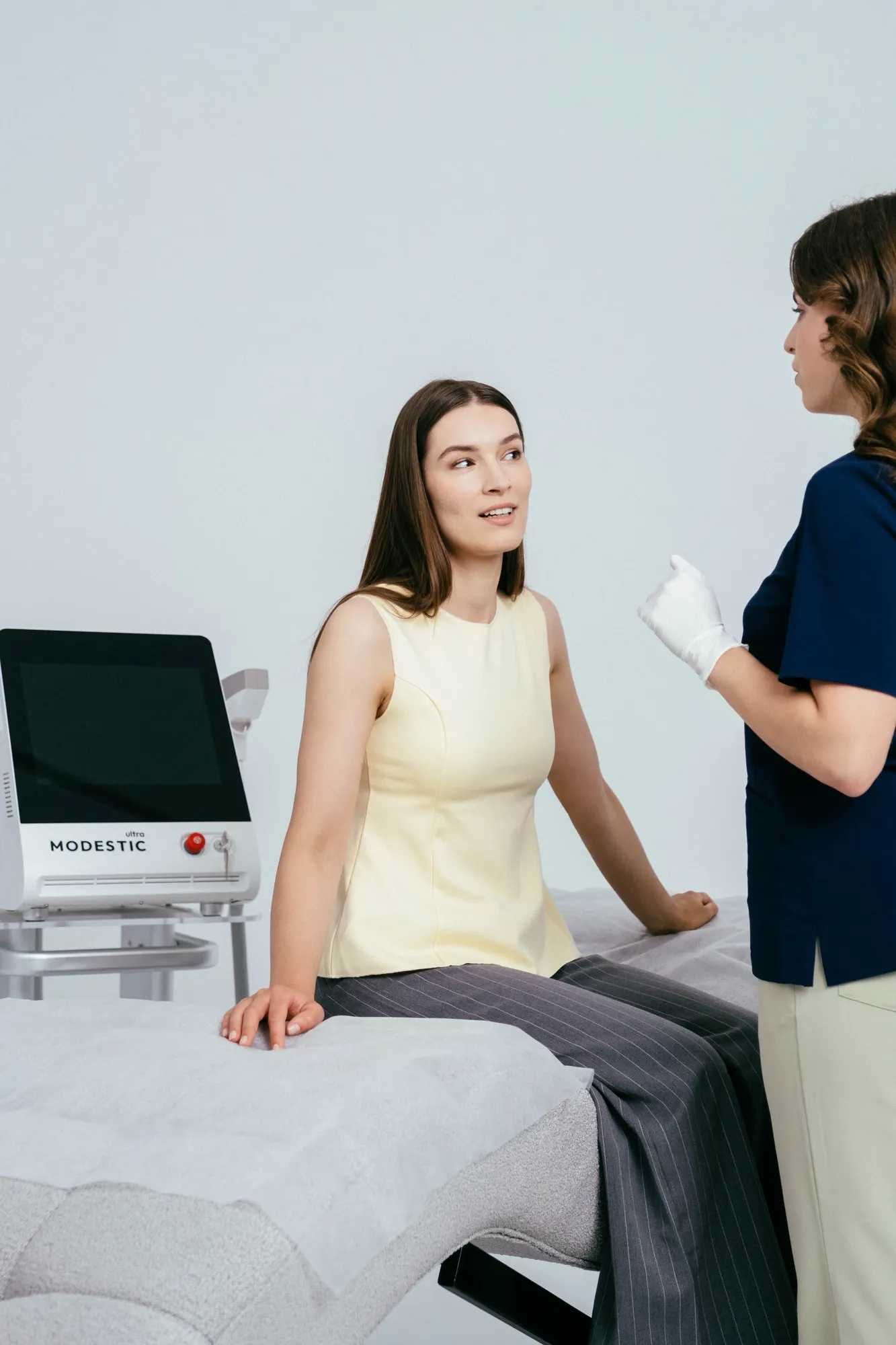 Specjalistka Klik Laser omawia plan usuwania tatuażu z klientem.